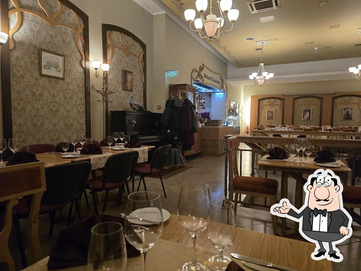 Посмотрите на внутренний интерьер "Scheeli Restoran".