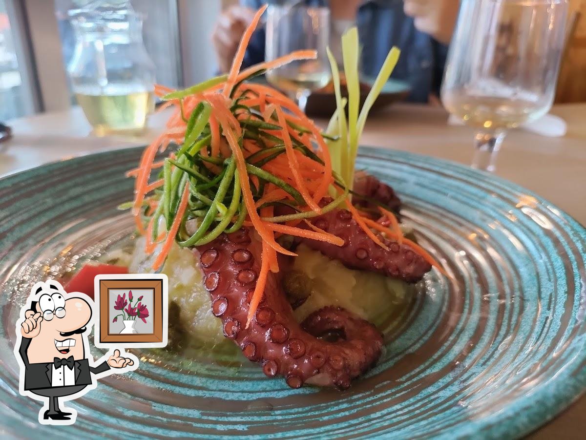 Посмотрите на внутренний интерьер "Restaurante Tony´s".