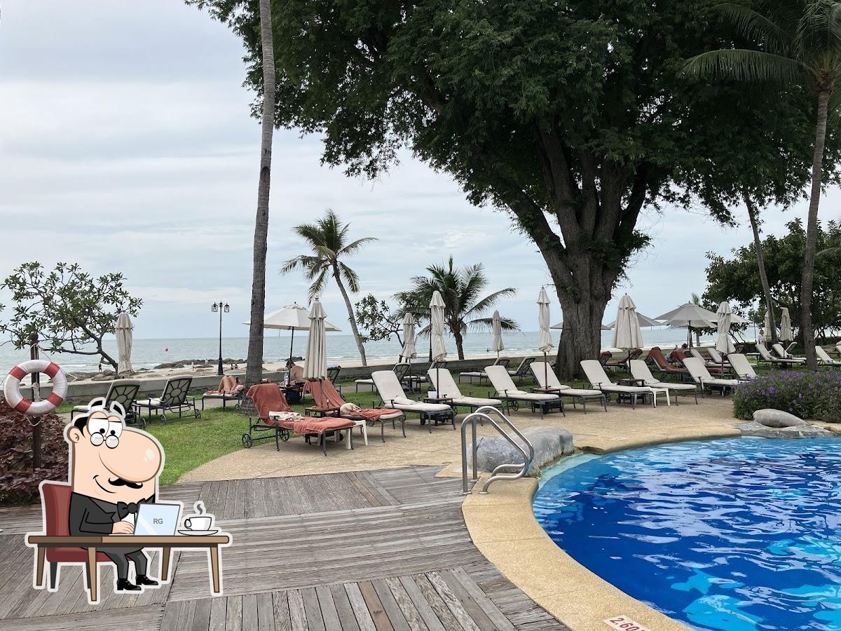 Посмотрите на внутренний интерьер "Centara Grand Beach Resort Hua Hin".