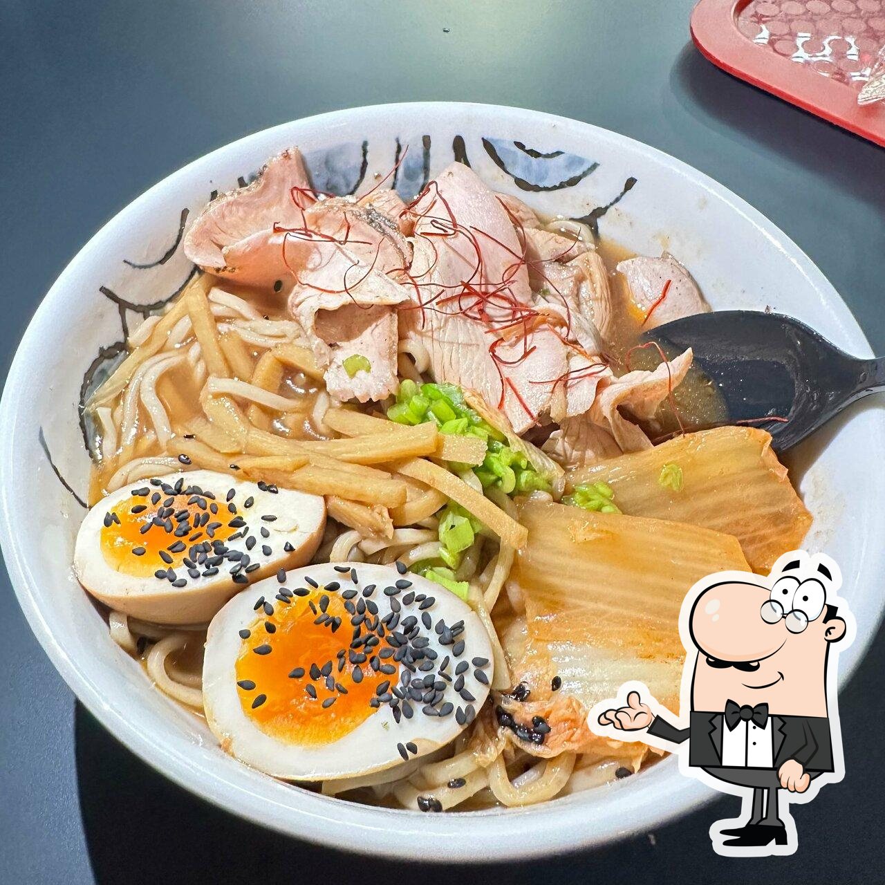 Посмотрите на внутренний интерьер "Umami Ramen Bistro".