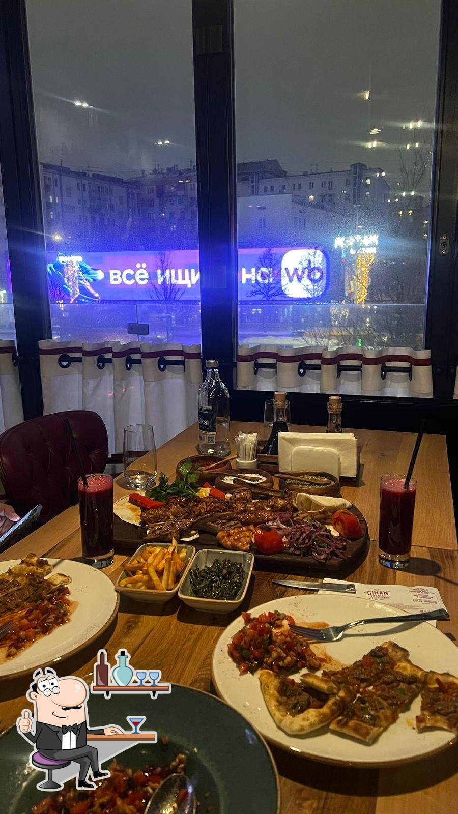 Посмотрите на внутренний интерьер "Cihan Turkish Steak and Kebab".