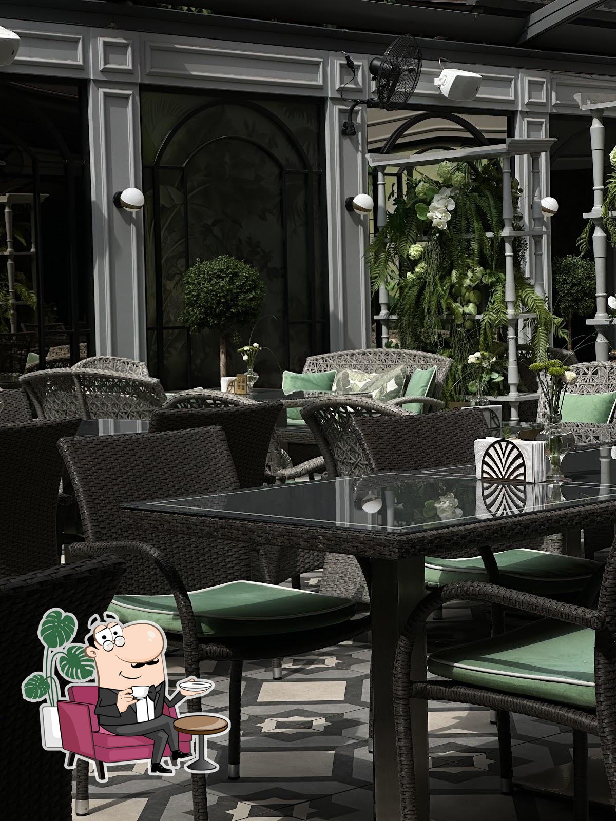 Посмотрите на внутренний интерьер "Sisters Restaurant & Bar & Cafe".