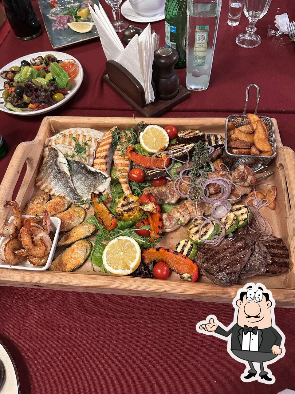 Посмотрите на внутренний интерьер "Олива BBQ".
