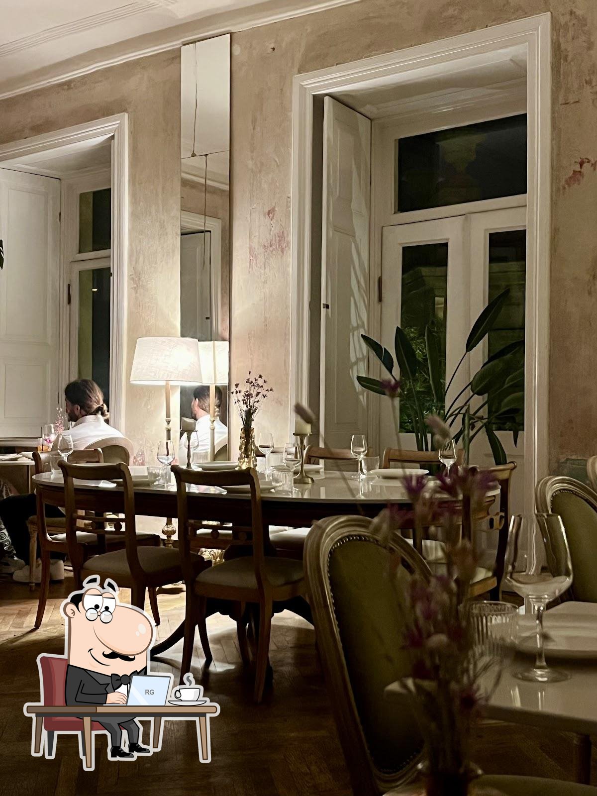 Интерьер "Unfound Door Restaurant".