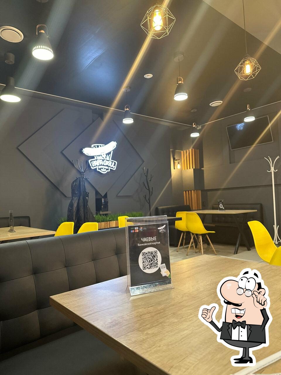 Посмотрите на внутренний интерьер "Papa Grill".