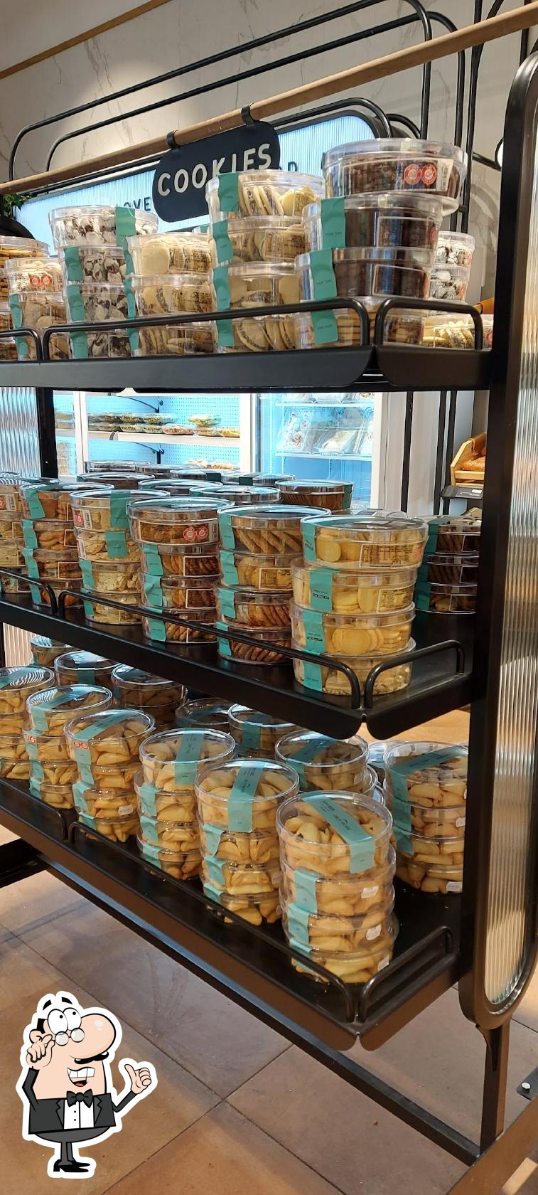 Посмотрите на внутренний интерьер "Bakery Oren Meshi".