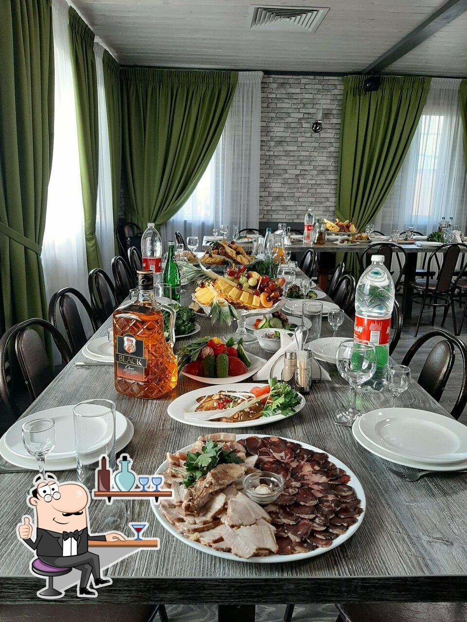 Забронируйте столик в "Рокки".