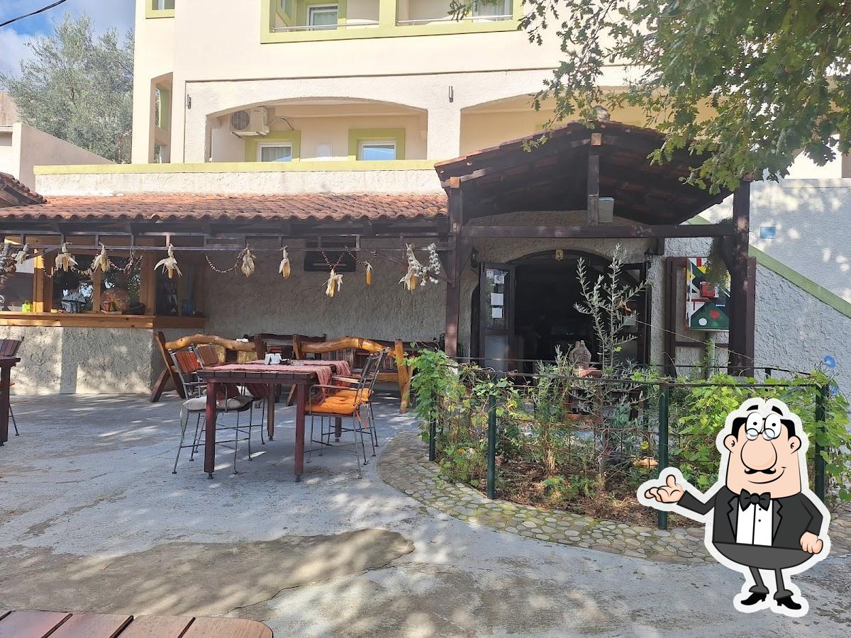 Посмотрите на внутренний интерьер "Restaurant Georgian Courtyard".