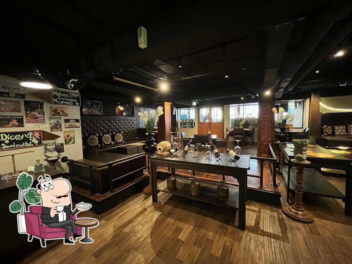 Посмотрите на внутренний интерьер "Dicey Reilly’s Irish Pub".