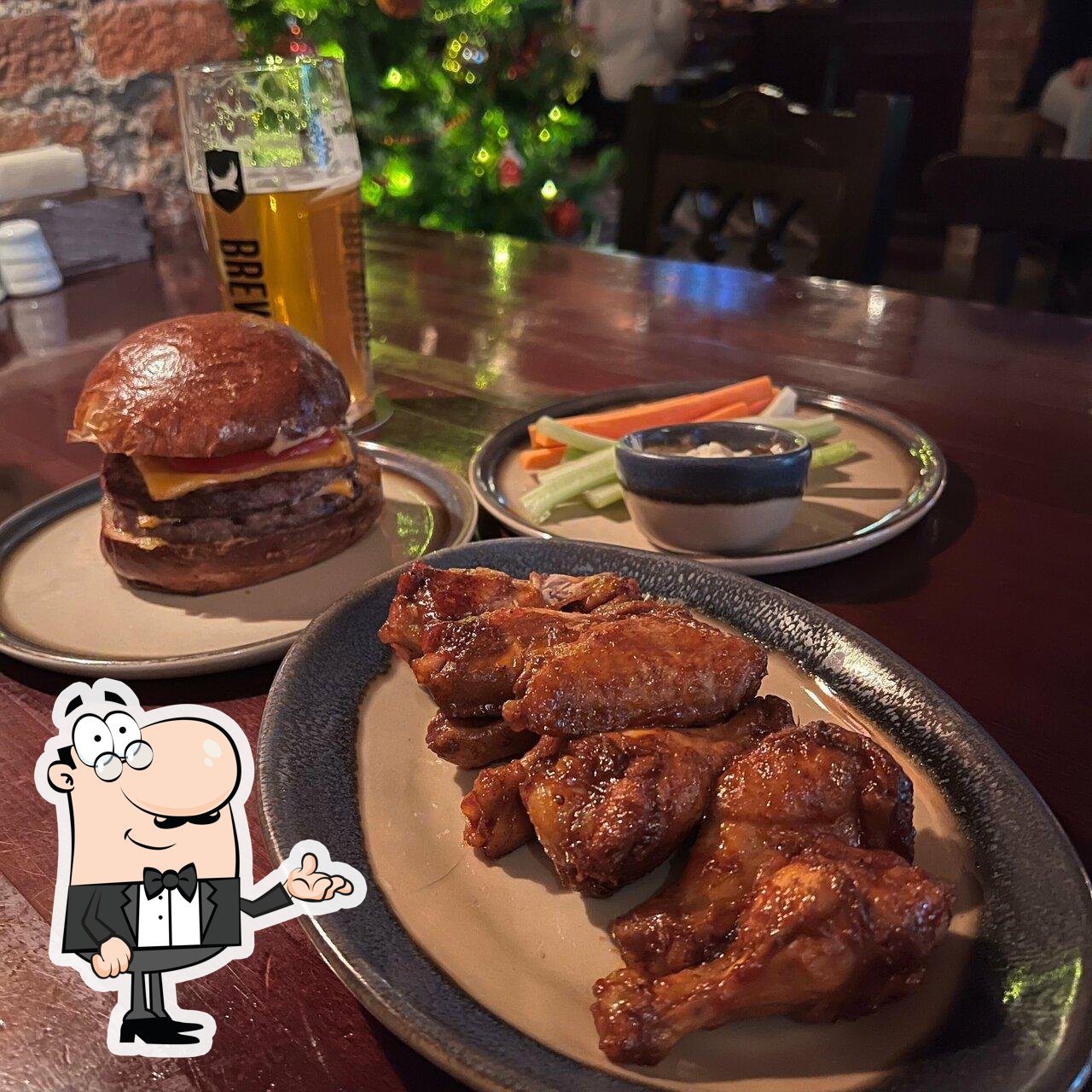 Посмотрите на внутренний интерьер "Tap & Barrel Pub".