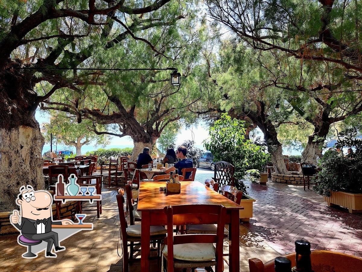 Интерьер "Damnoni Tavern".