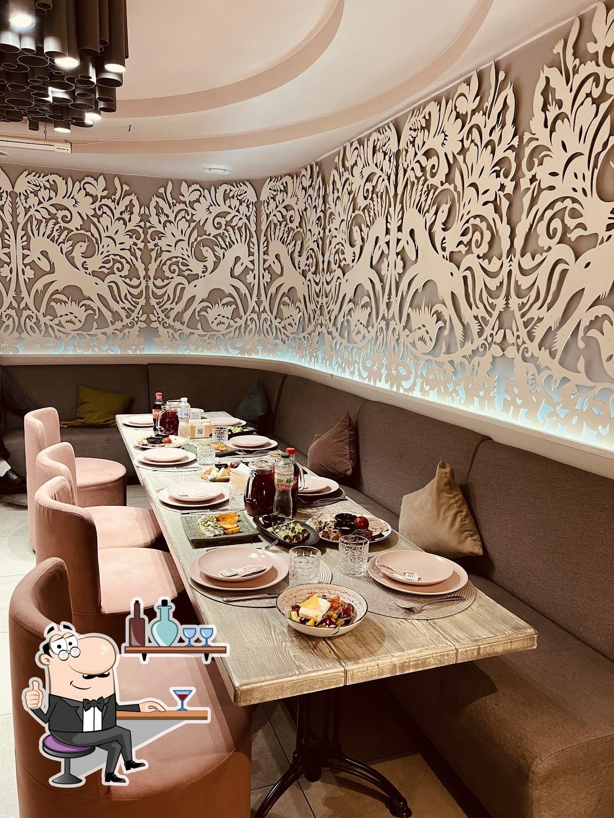 Посмотрите на внутренний интерьер "Prynada Ukrainian Cafe".