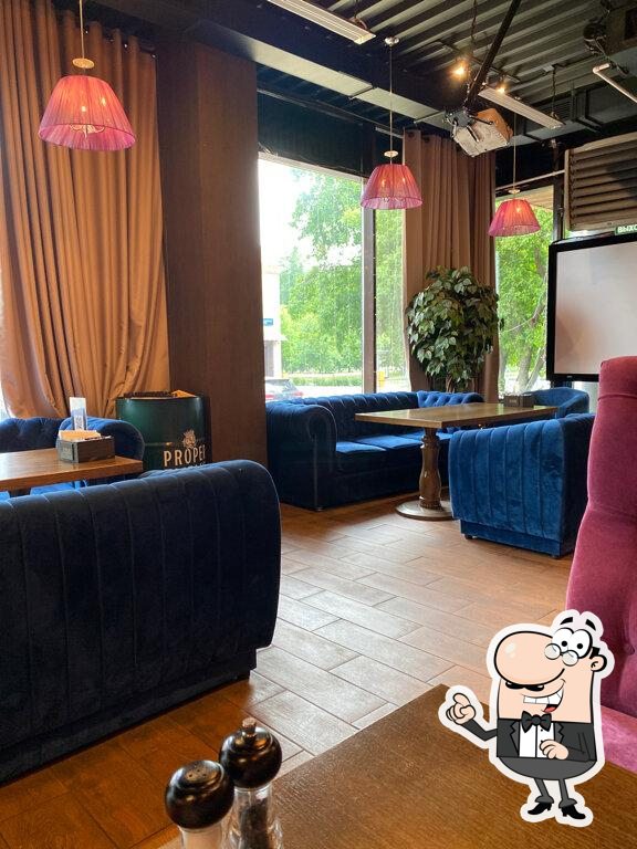 Посмотрите на внутренний интерьер "Угольки Restobar".