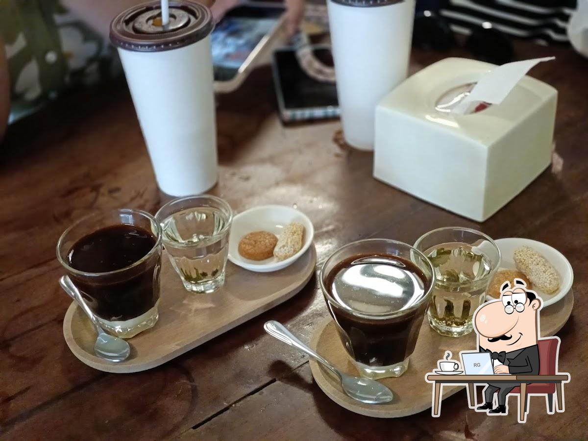 Посмотрите на внутренний интерьер "Kopitiam by Wilai".