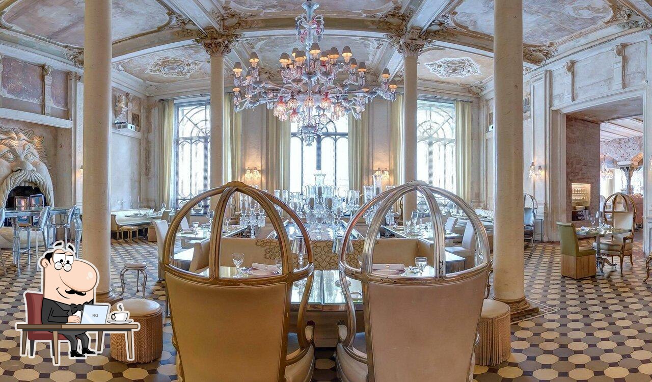 Забронируйте столик в "Baccarat Cristal Room".