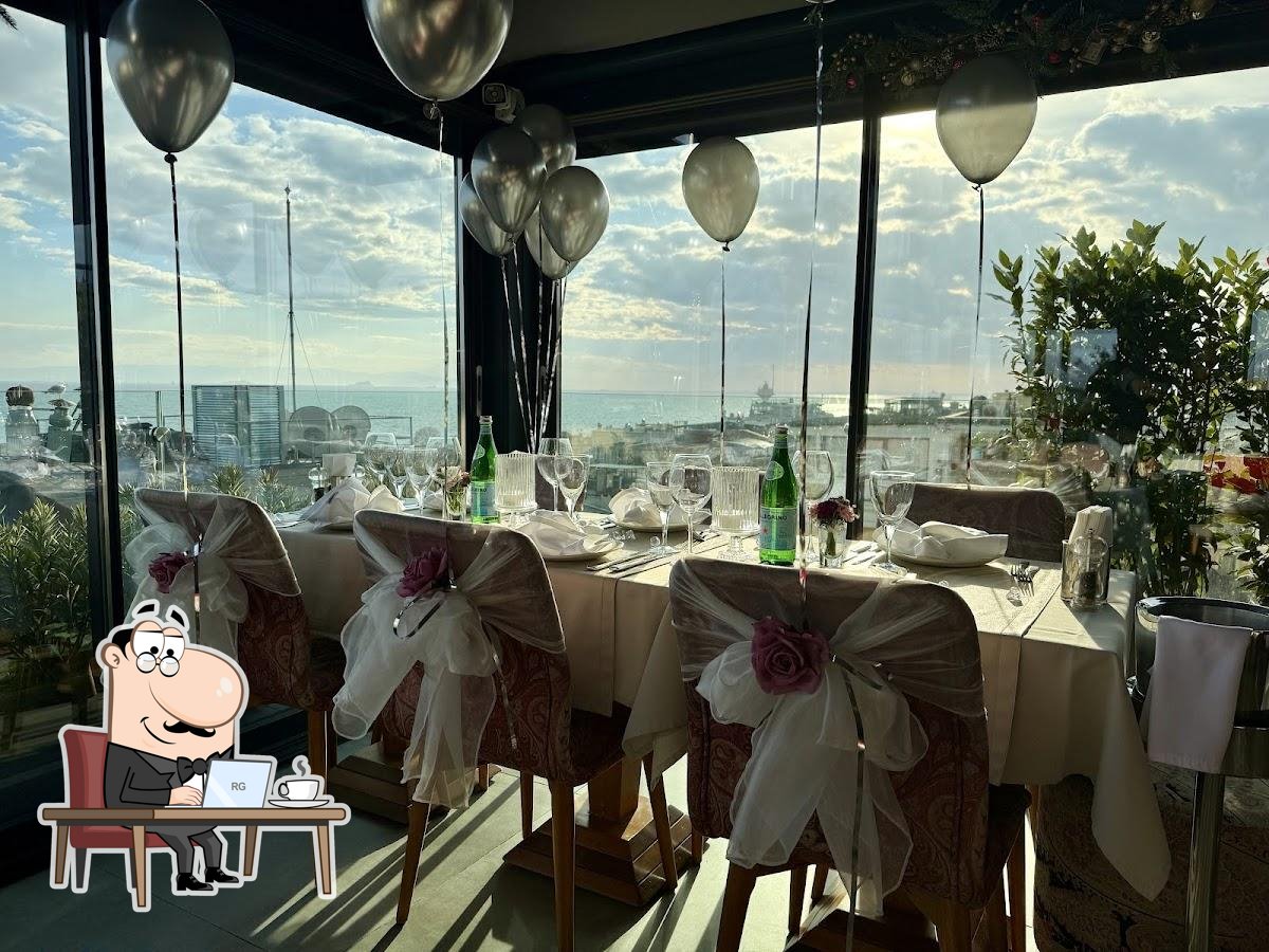 Интерьер "Tria Terrace Restaurant".