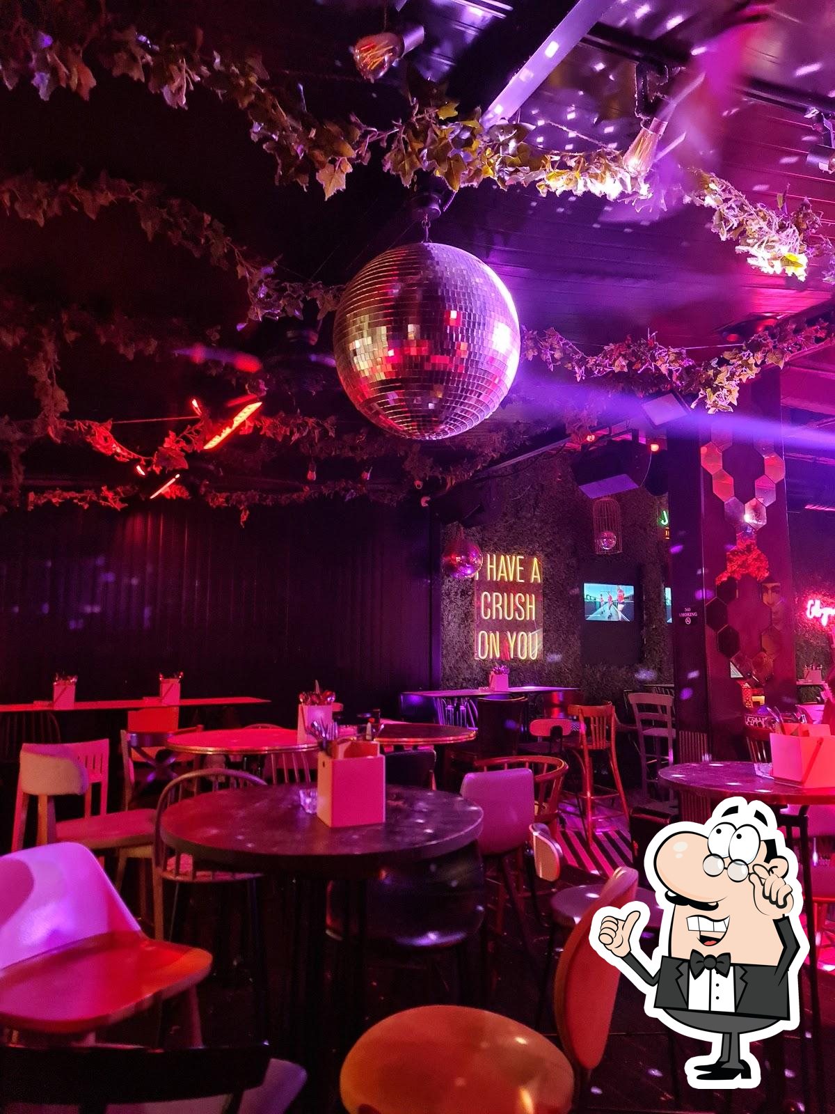 Забронируйте столик в "Something something Bar - סמטינג סמטינג".