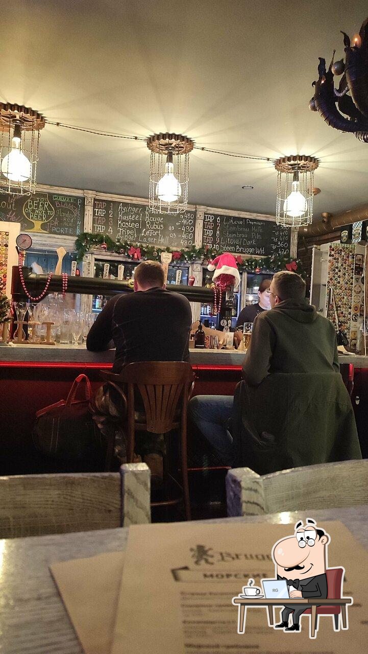 Посмотрите на внутренний интерьер "Brugge Tap Room".