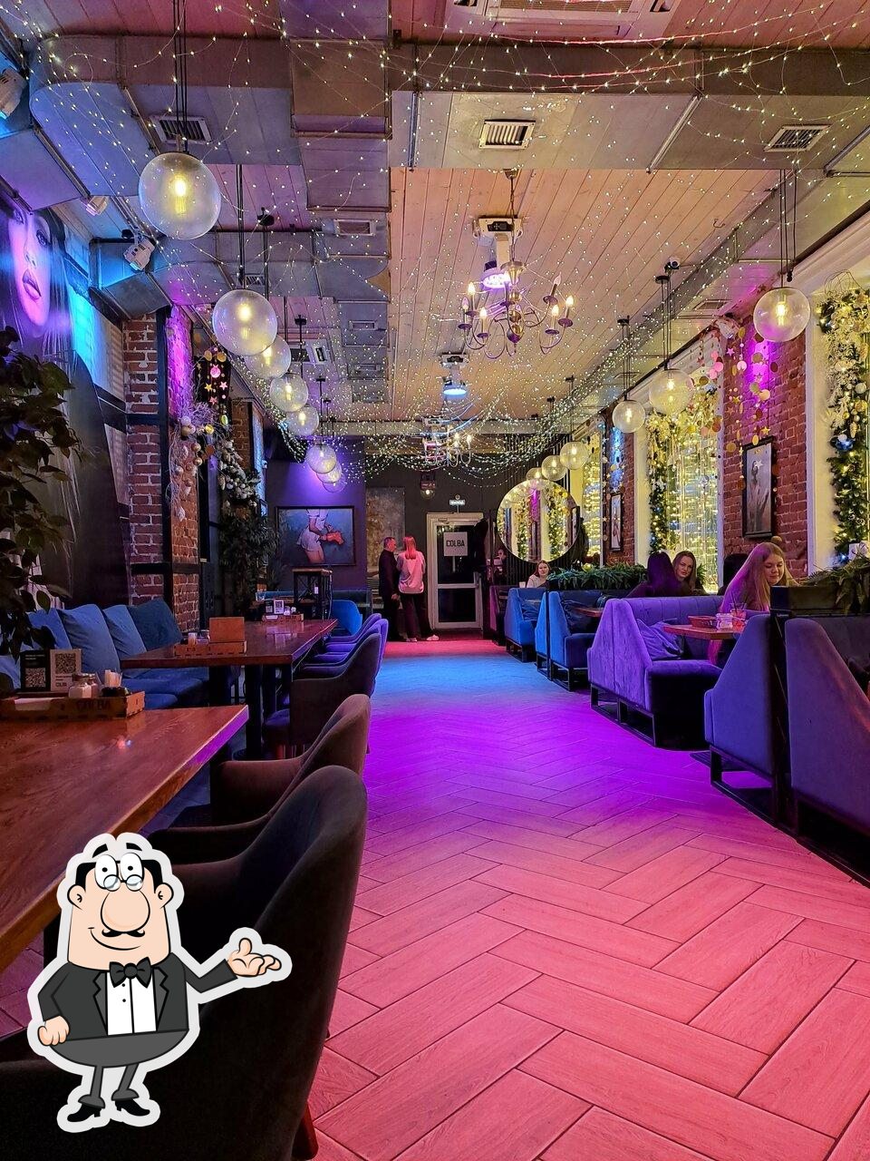 Посмотрите на внутренний интерьер "Colba Coffee & Lounge Bar".
