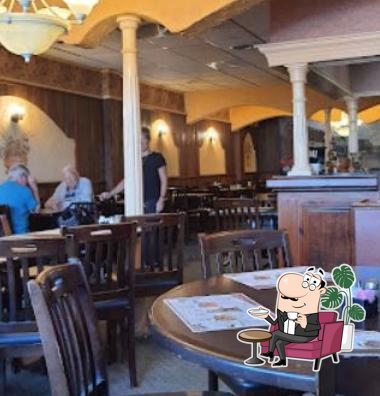 Посмотрите на внутренний интерьер "Junior's Handmade Sourdough Pizza".