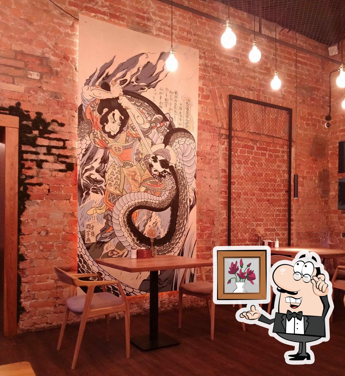 Посмотрите на внутренний интерьер "Золотой Дракон".