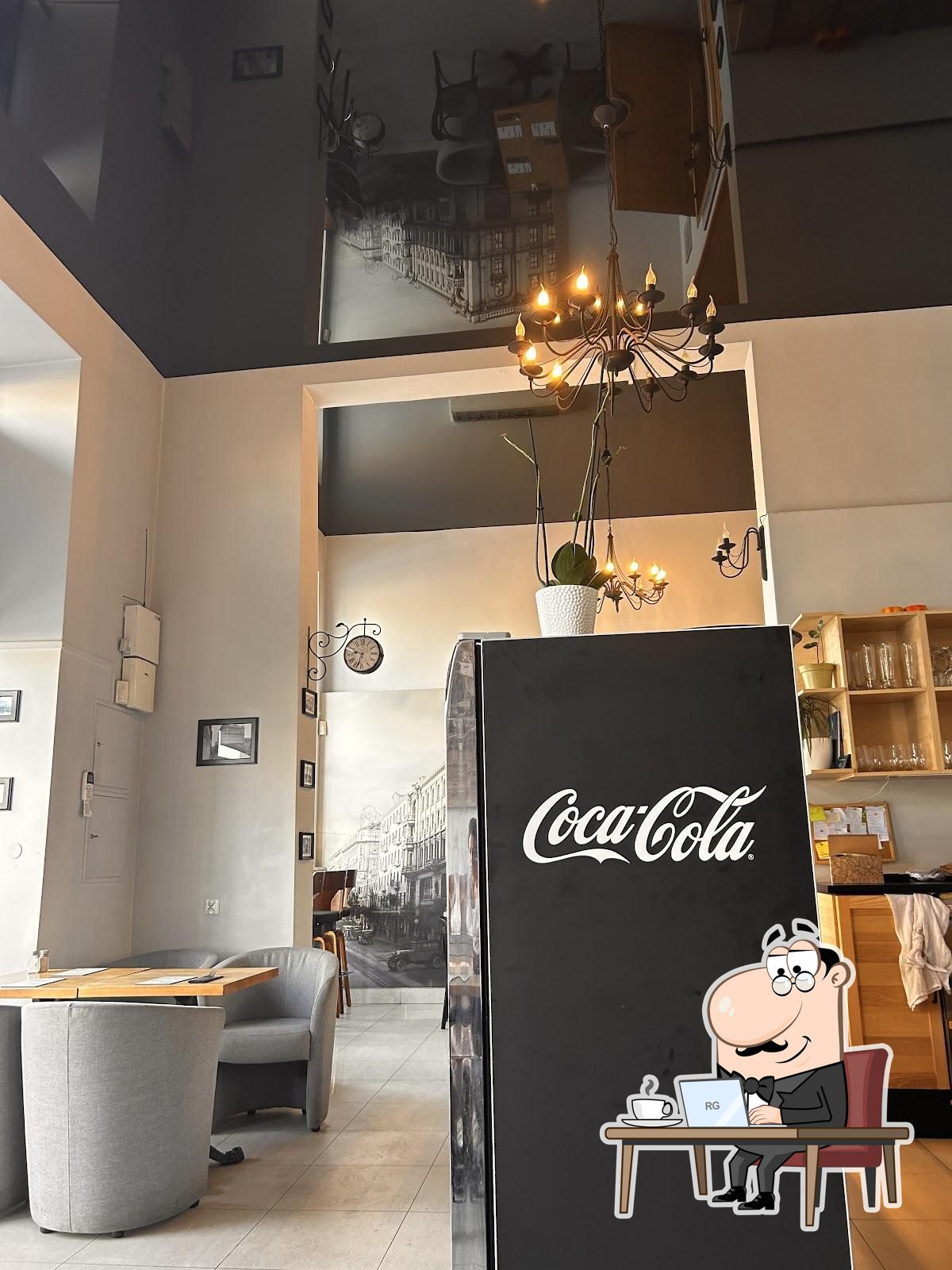 Посмотрите на внутренний интерьер "Bistro Warszawa Cafe".