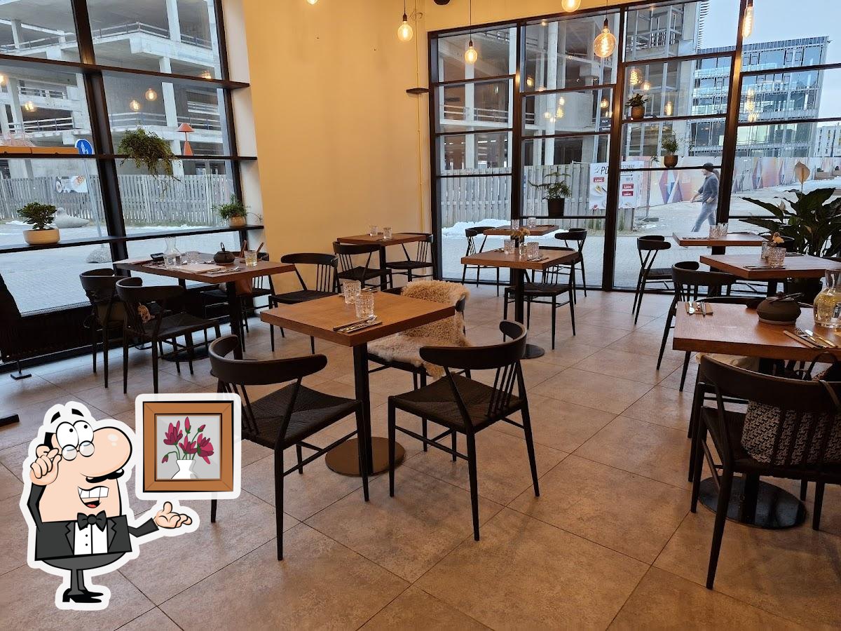 Посмотрите на внутренний интерьер "Roku resto".