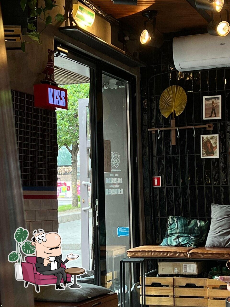 Интерьер "Surf Coffee".