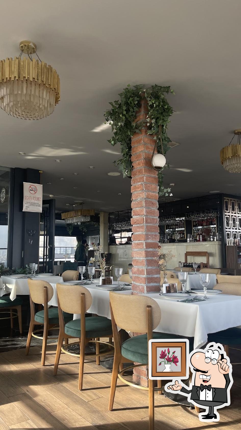 Посмотрите на внутренний интерьер "Queb Rooftop Restaurant".
