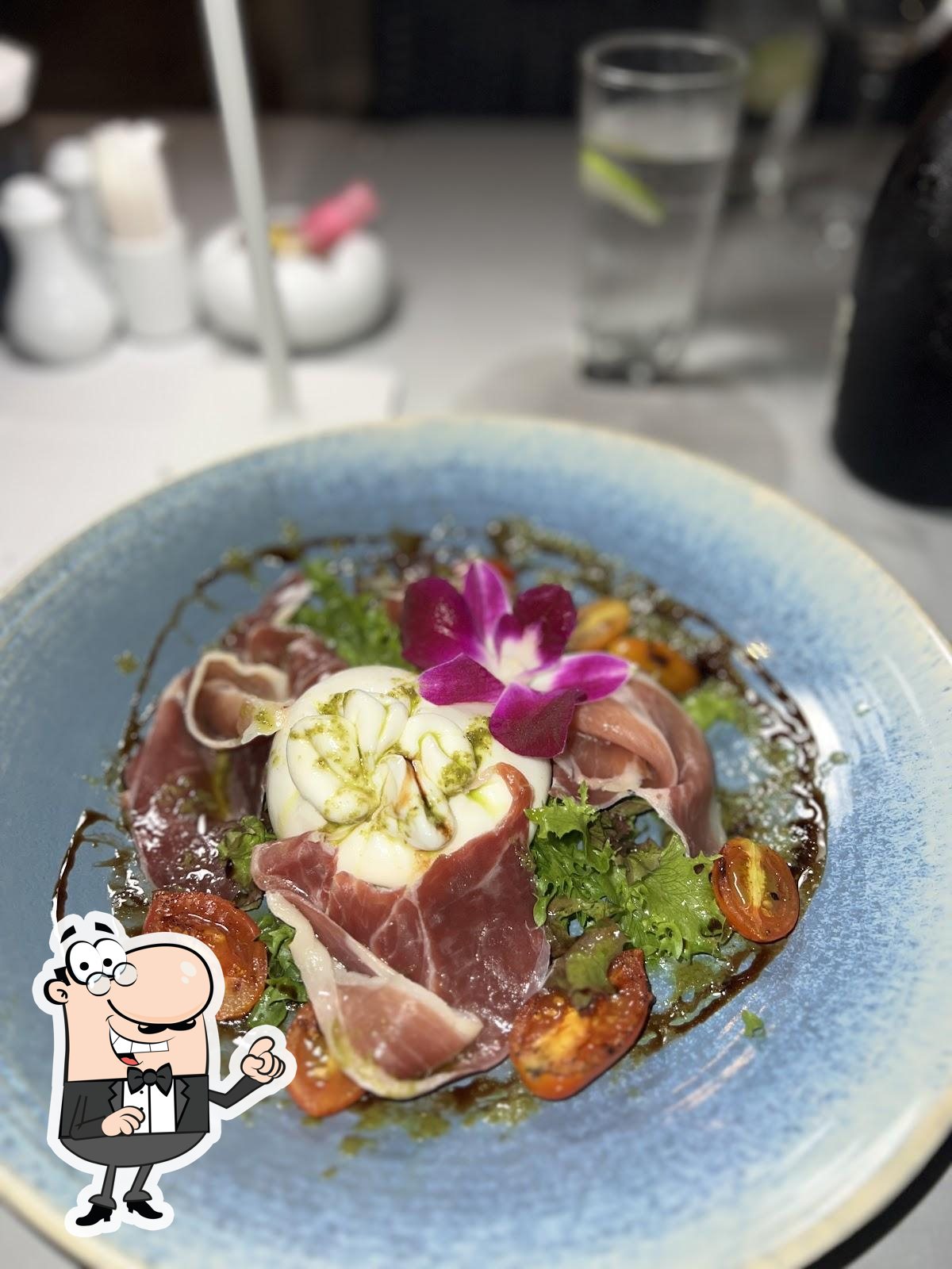 Забронируйте столик в "Coco51 Restaurant & Bar".