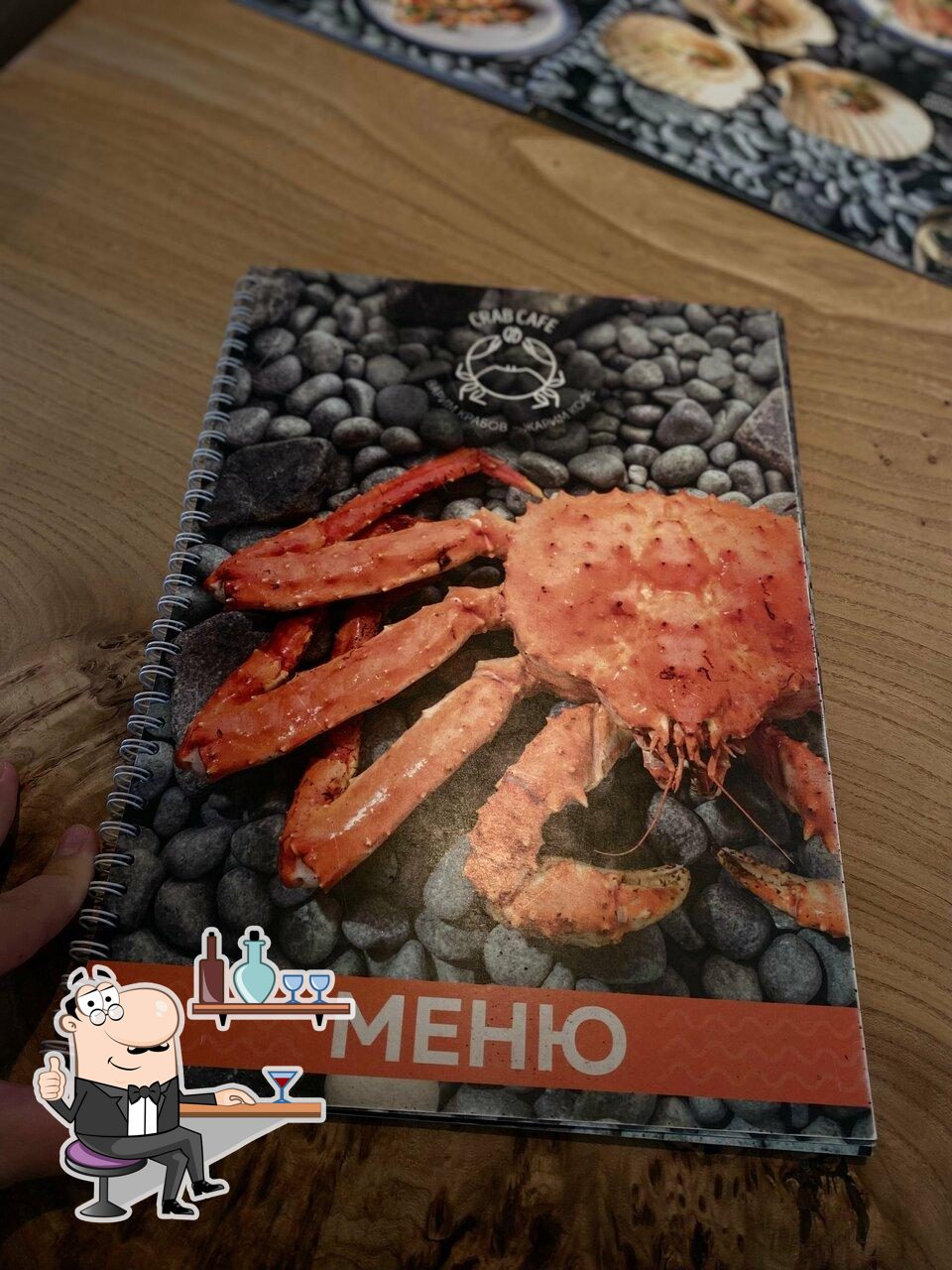 Посмотрите на внутренний интерьер "Crab Cafe".
