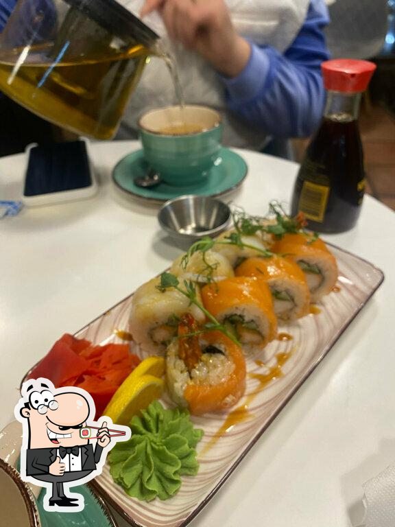 Закажите разные сеты суши.