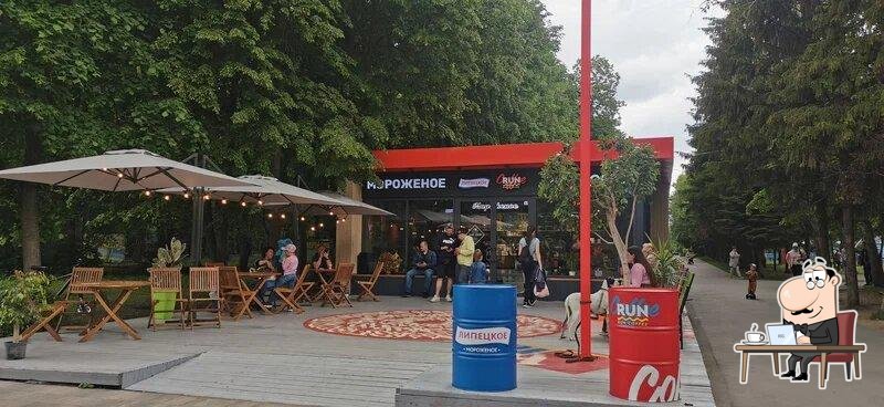 Посмотрите на внутренний интерьер "Run Coffee".