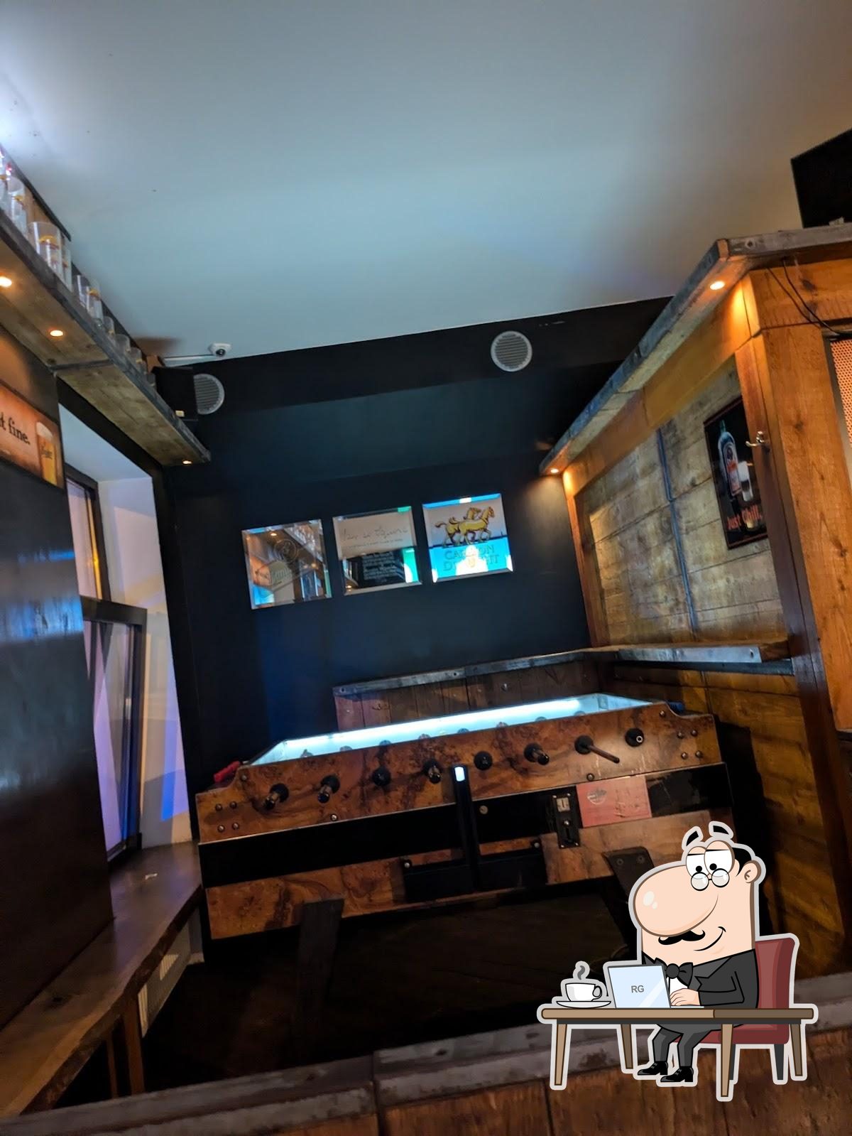 Посмотрите на внутренний интерьер "Aussie Backpackers Pub".