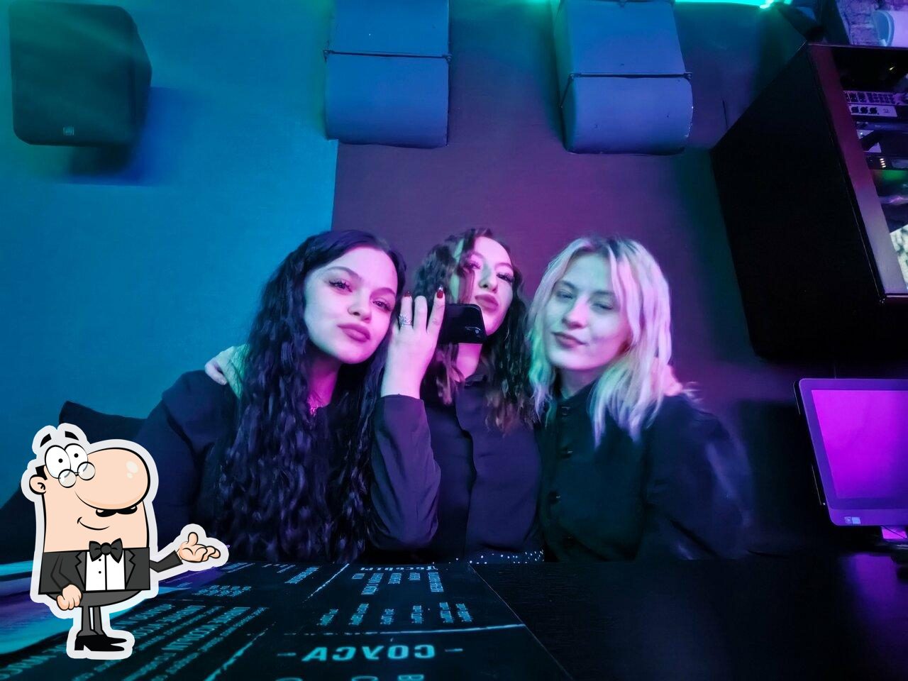 Посмотрите на внутренний интерьер "Они в баре".