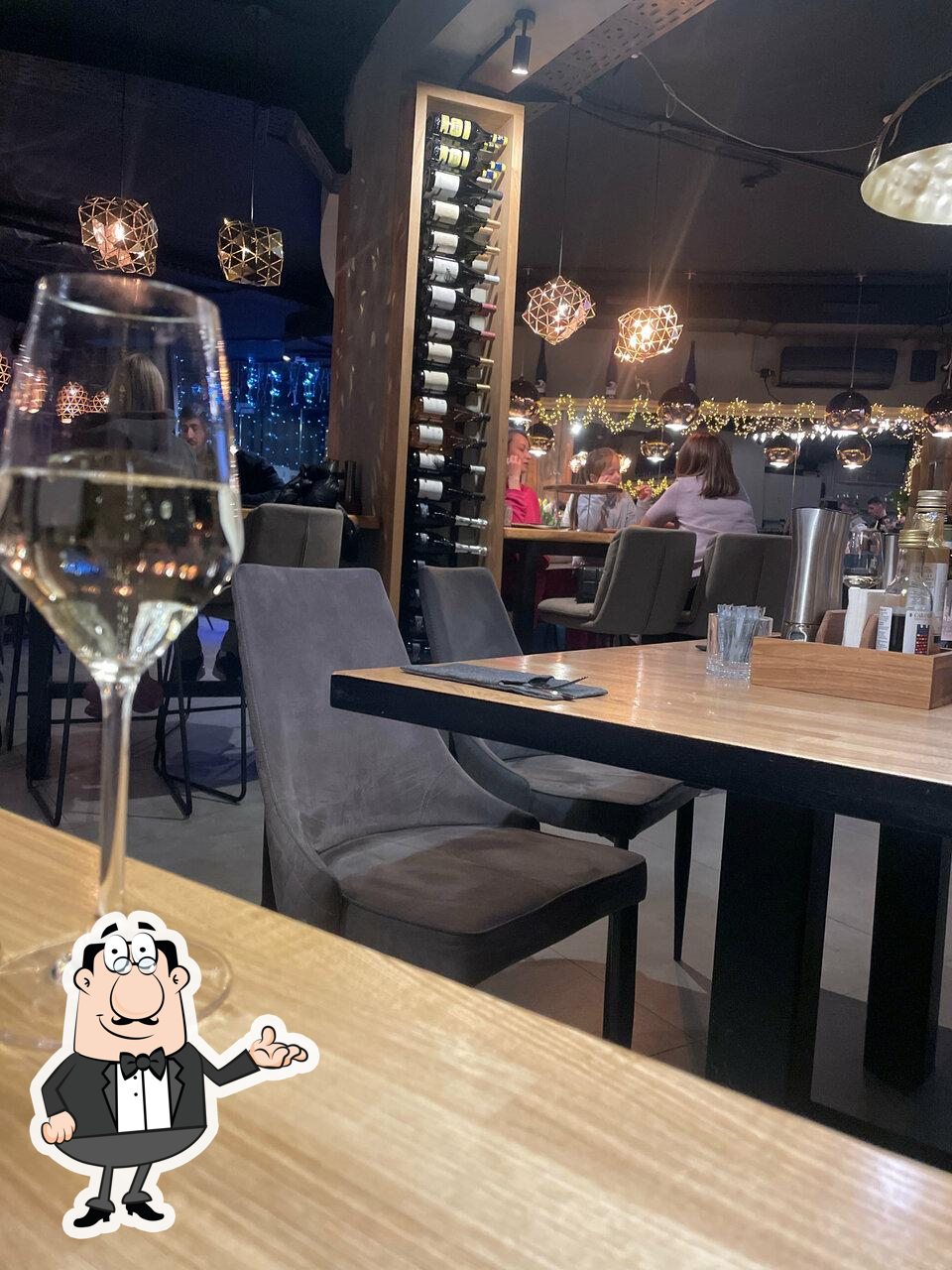 Забронируйте столик в "Wine More Bar".