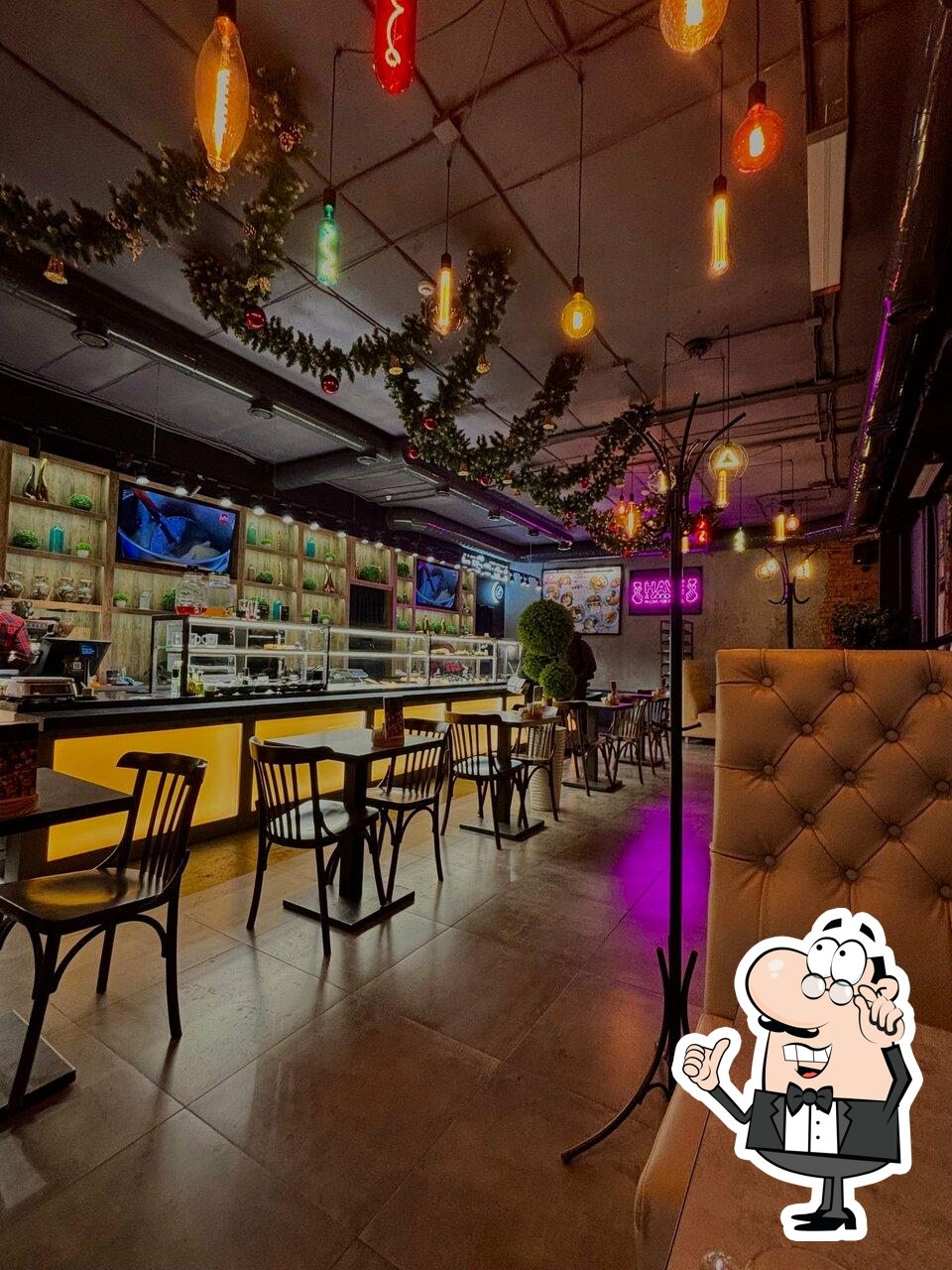 Посмотрите на внутренний интерьер "Cafe for Friends".