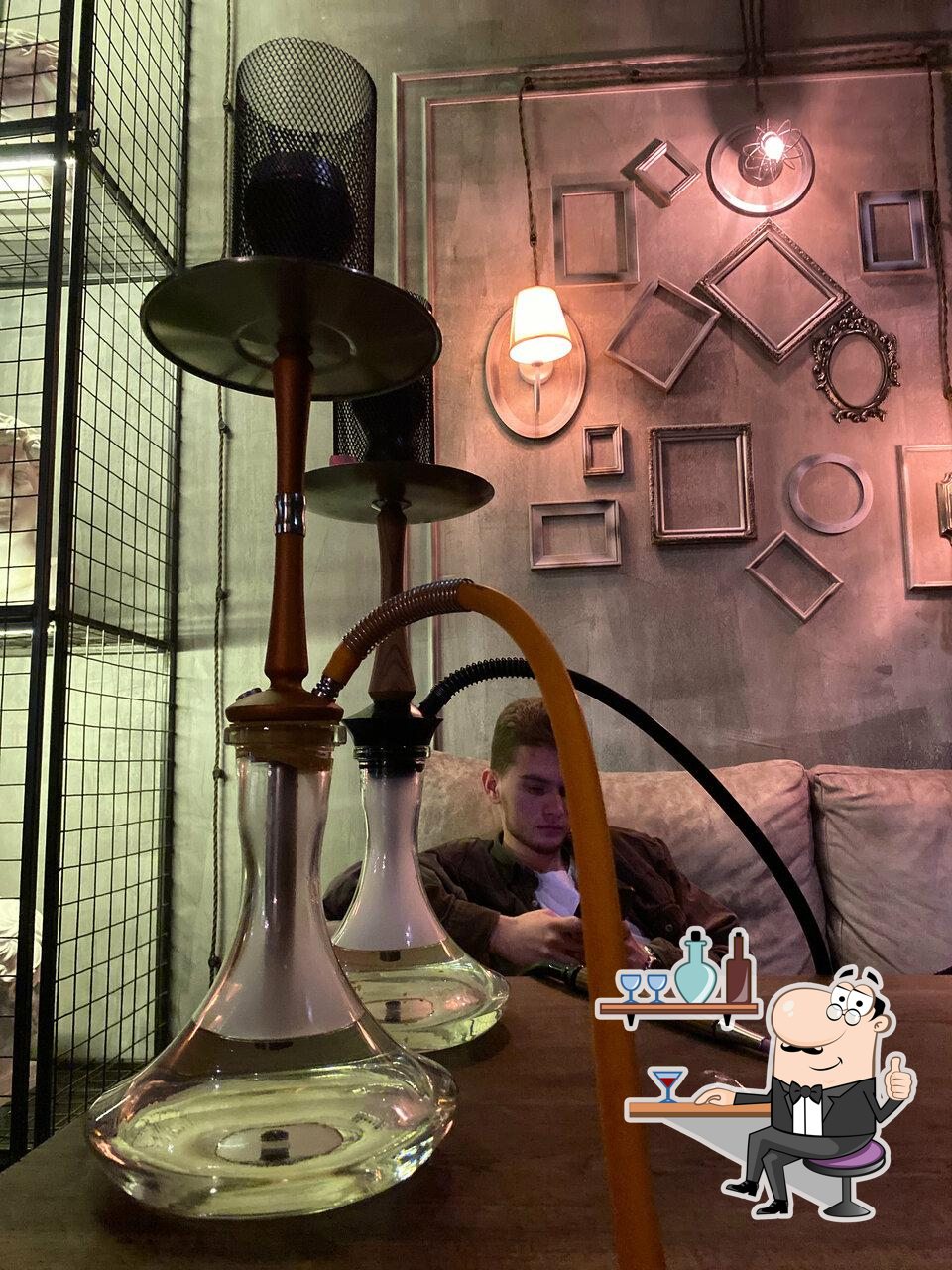 Посмотрите на внутренний интерьер "17/19 Hookah Project".