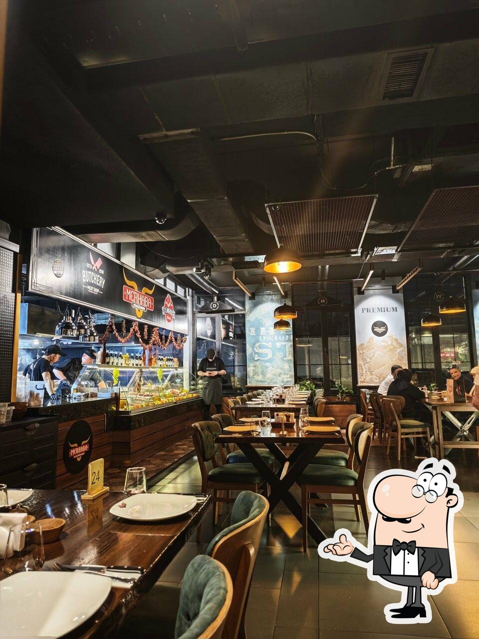 Посмотрите на внутренний интерьер "Merhaba Steakhouse".