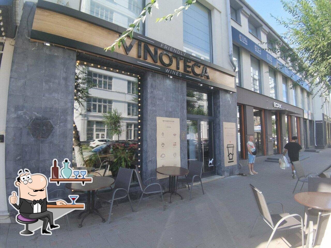Посмотрите на внутренний интерьер "Винная кухня".