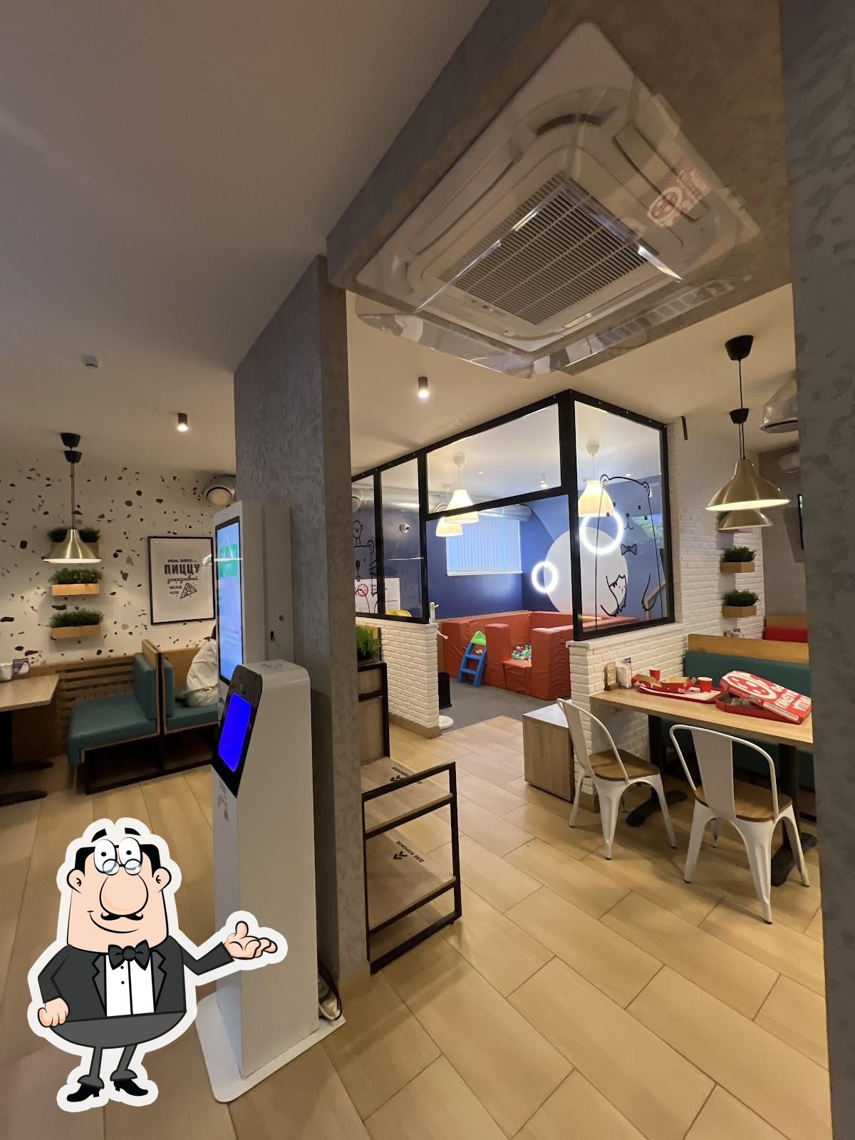 Посмотрите на внутренний интерьер "ПиццаФабрика".