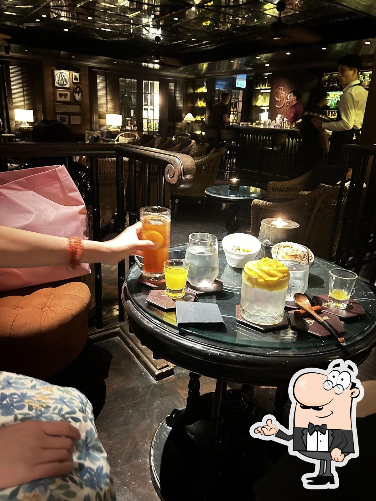Посмотрите на внутренний интерьер "The Bamboo Bar".