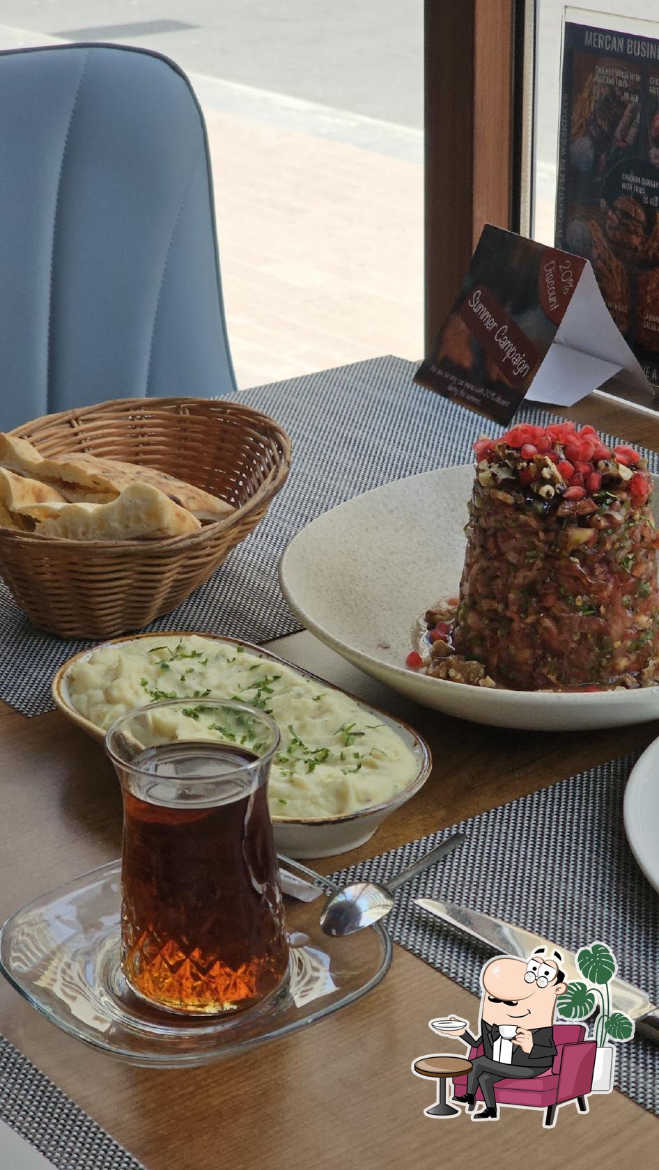 Посмотрите на внутренний интерьер "Mercan Restaurant Dubai".