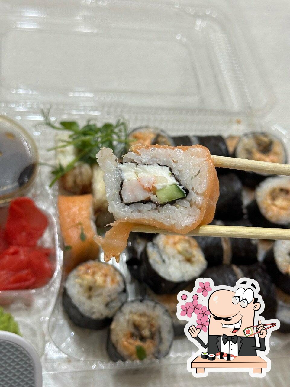 В "MURASAKI Японская кухня" предлагают суши и роллы.