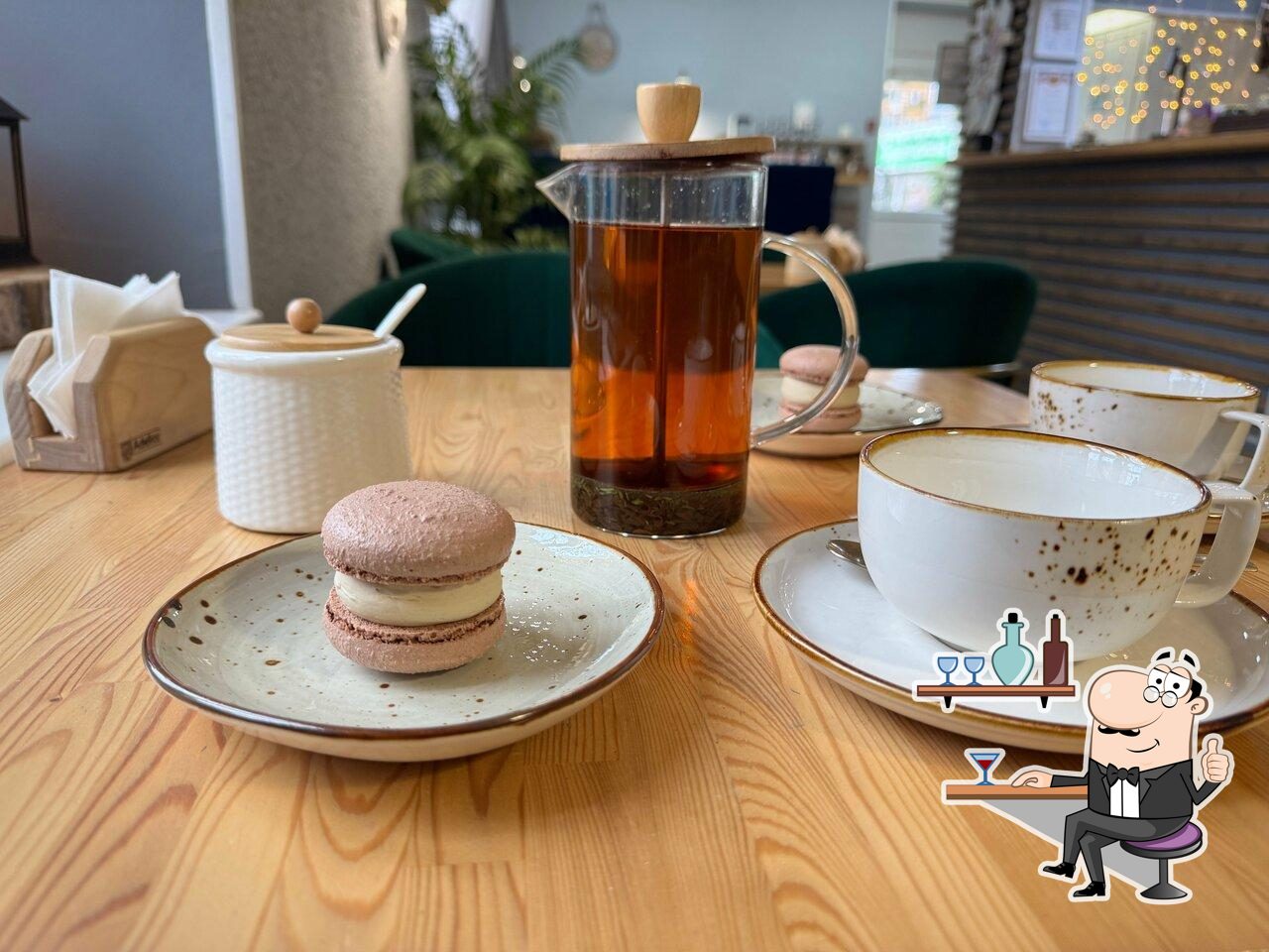 Посмотрите на внутренний интерьер "Macaron Cafe".