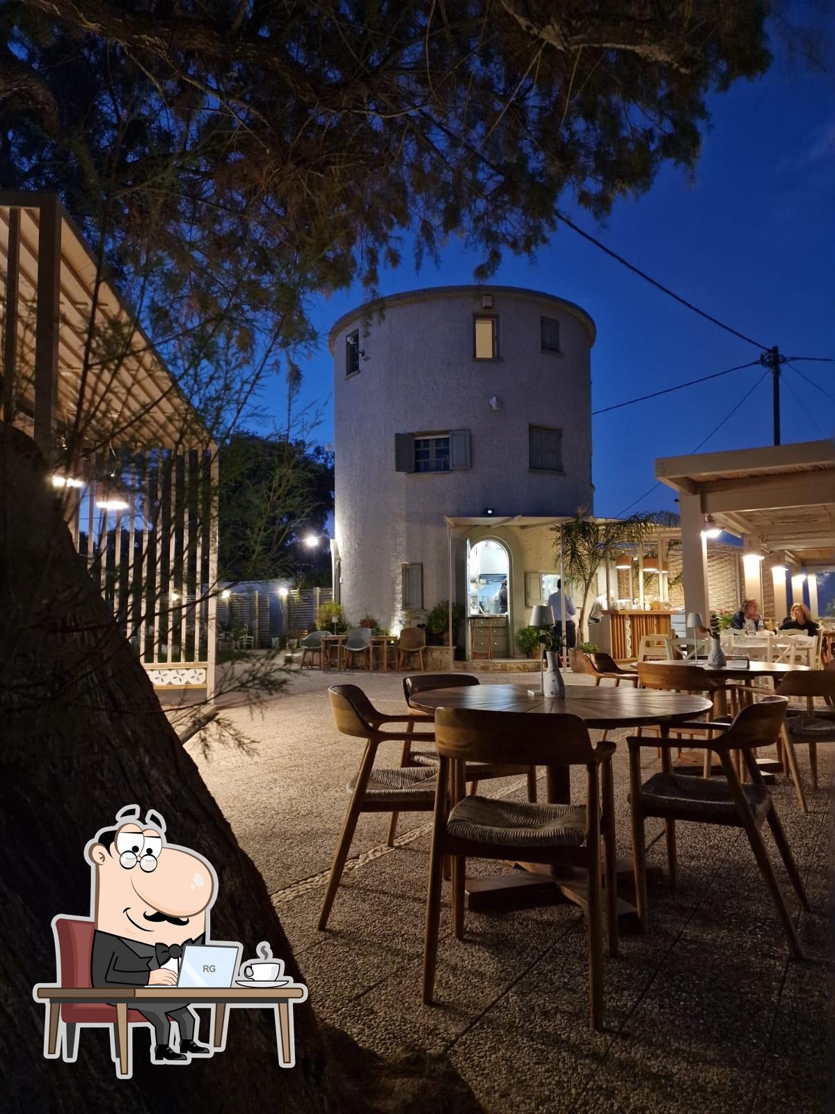 Посмотрите на внутренний интерьер "Almyriki Restaurant".
