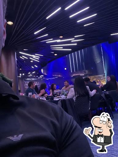 Посмотрите на внутренний интерьер "Park Bridge Restaurant & Music Hub".
