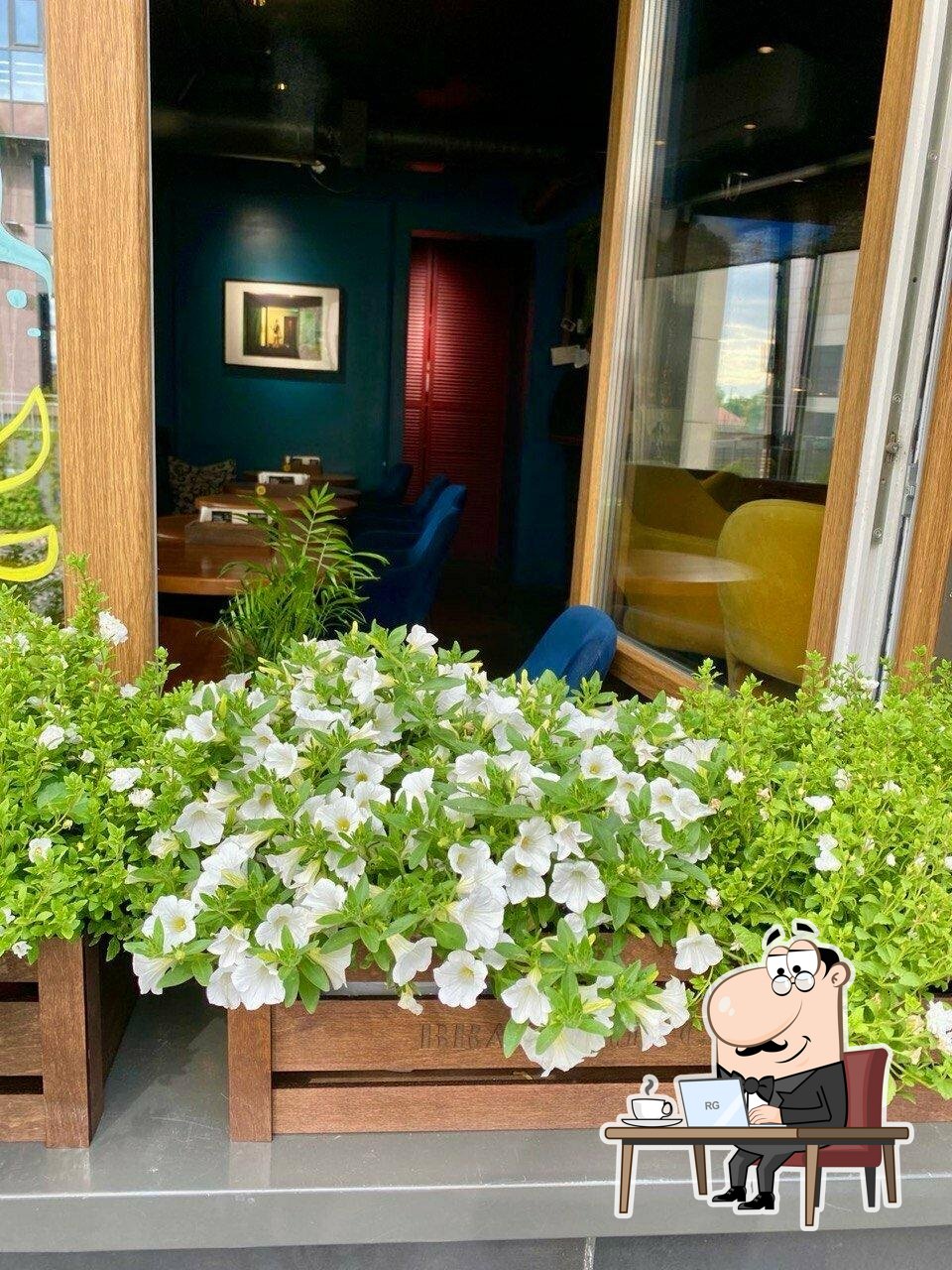 Посмотрите на внутренний интерьер "Flat Cafe".