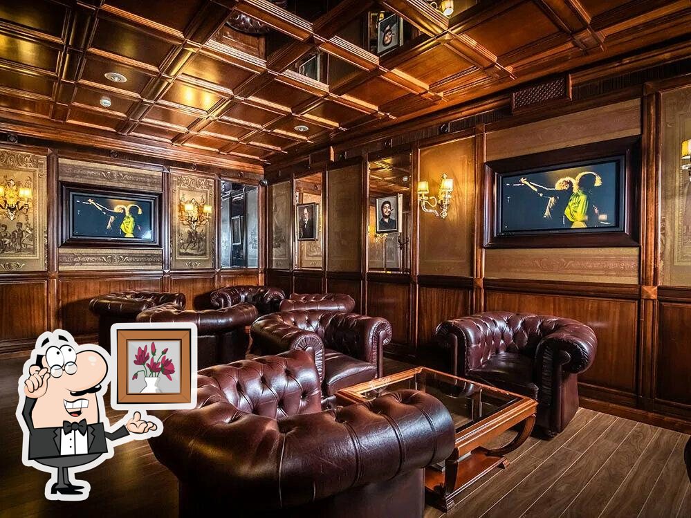 Посмотрите на внутренний интерьер "Тифлисский дворик".