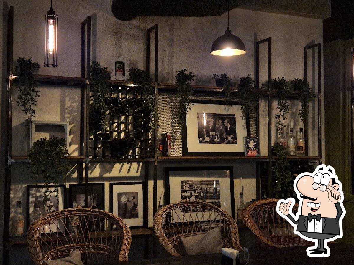 Посмотрите на внутренний интерьер "First Wave Pizza Bar".